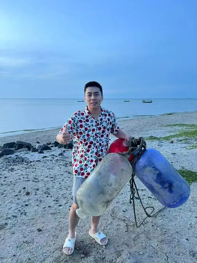 男子夜间赶海迷失方向，被迫饮下尿液维持体温！煎熬8小时自救上岸