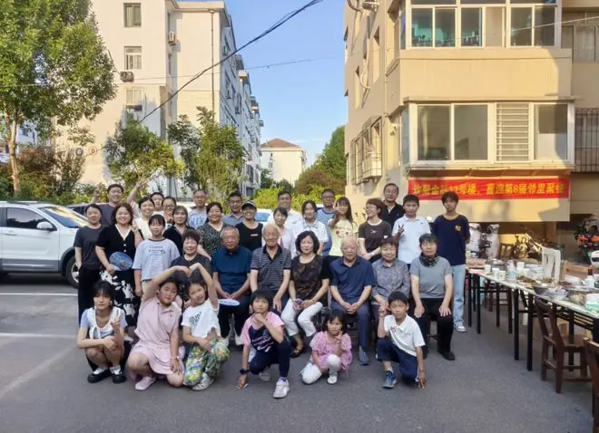 山东一栋楼邻居聚餐8年:每家出2道热菜,没事的都参加,我们这个楼有事一招呼,都一呼百应