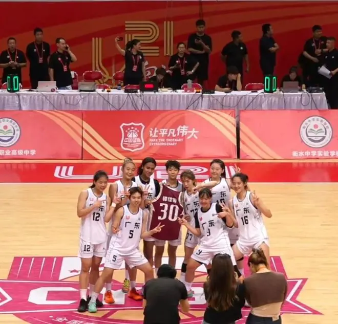 广东狂胜35分夺冠!6战全胜断档领先,领奖台疯狂庆祝,9人轮换