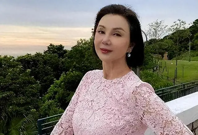 她曾是小婉君，嫁豪门生5子后丈夫爱上王祖贤，婆婆霸气给4亿离婚费