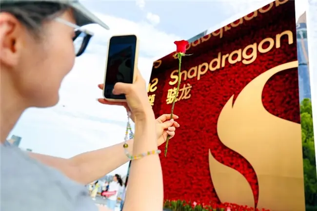 玫瑰告白背后:骁龙用端侧AI,锚定个人AI专属标签