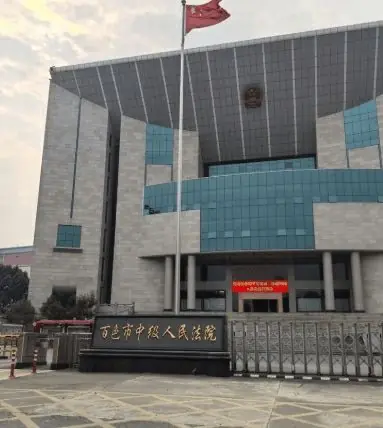 12岁男生放学回家后坠亡，此前曾因涉早恋问题被老师公开批评，家长起诉学校索赔92万