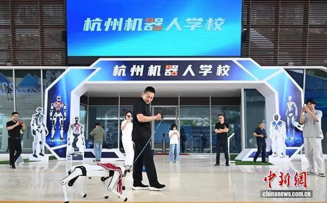 中国首个机器人学校杭州亮相 “无际大脑”让机器人更聪明