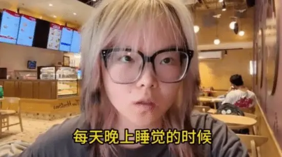 热浪侵袭!印度女留学生吐槽极端高温 内脏像在沸腾