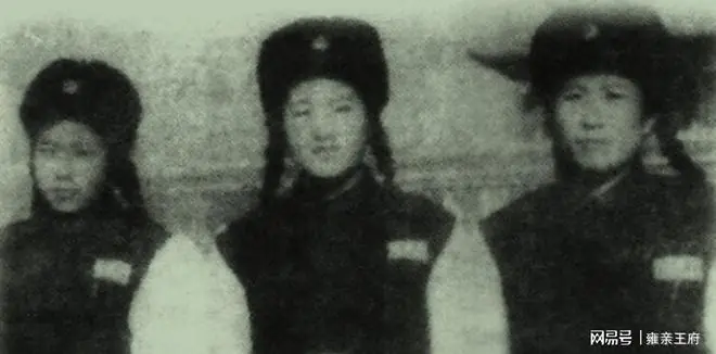 1959年,周总理见岗台上指挥交通的女交警:给女娃娃们做合体衣服
