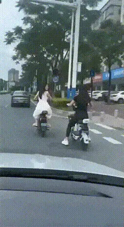 冲肛一怒为红颜 动图 这冰箱衣服没想到竟然还能打开