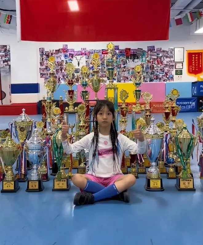 “7岁就退役,把女儿折磨成这样?”没前途的特长,毁掉孩子一生
