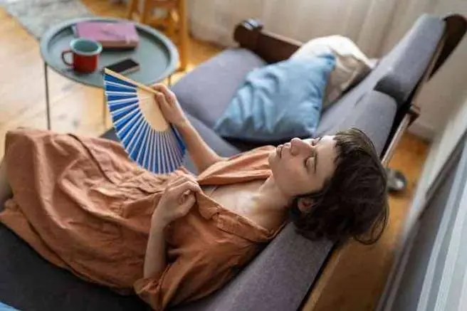 为何女生不怕冷?研究发现:女性体温随年龄悄然上升