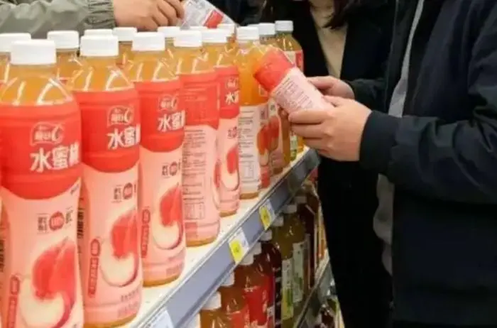 康师傅水蜜桃饮品引争议:500毫升饮料只加0.01克!