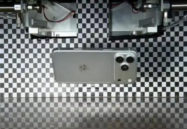iPhone 18 Pro Max真机首次泄露:横向大矩阵镜组+全新深空灰配色