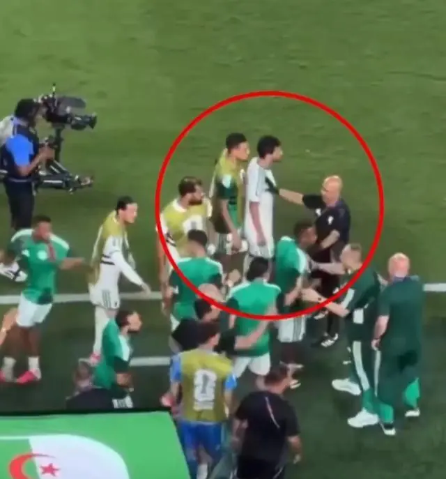 FIFA被呼吁调查世界杯阿尔及利亚3-3奥地利比赛,双方替补席爆发诡异冲突引发球迷“默契球”猜测,两队被质疑做局淘汰伊朗