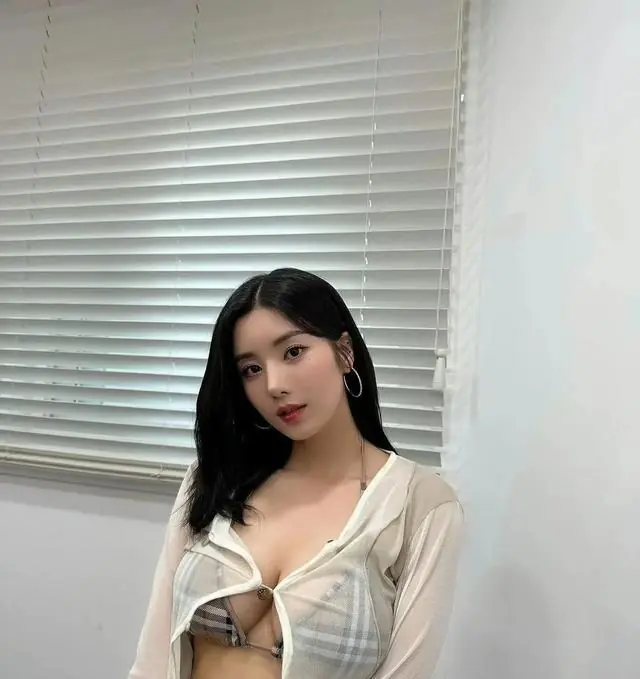 权恩妃夏日薄纱如此慷慨的她确实性感又火辣