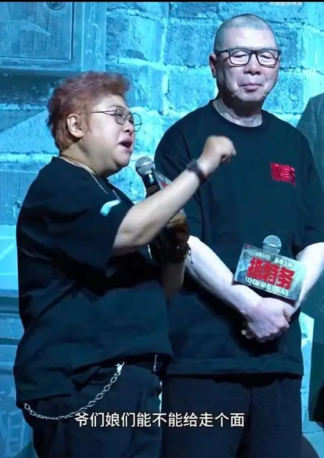 一句 “走个面儿” 吵翻全网,韩红发文道歉,冯小刚却沉默了!