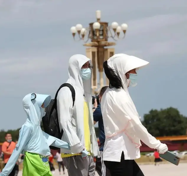 物极必反?女子自驾游时全副武装防晒反而导致烂脸!