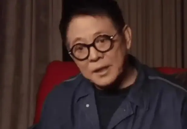 李连杰首度公开回应不管前妻两女儿:她们曾被送回北京由奶奶带大,但利智给前妻女儿买房留钱到100岁