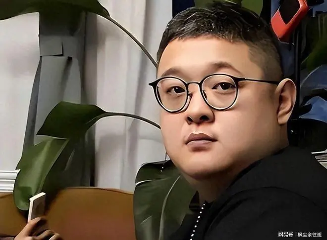 傅彪儿子现状:住豪宅生活奢华,单身满头白发,和母亲相依为命