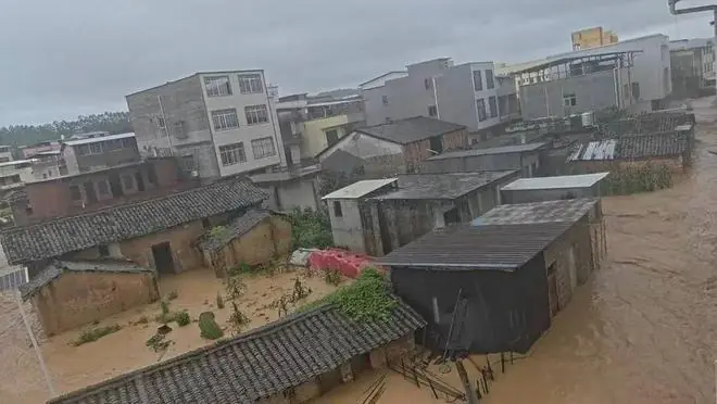 广西横州六蓝水库出现险情,洪水席卷下游村庄,村支书:大部分村民已转移,仍有约60人被困,当地信号交通已中断