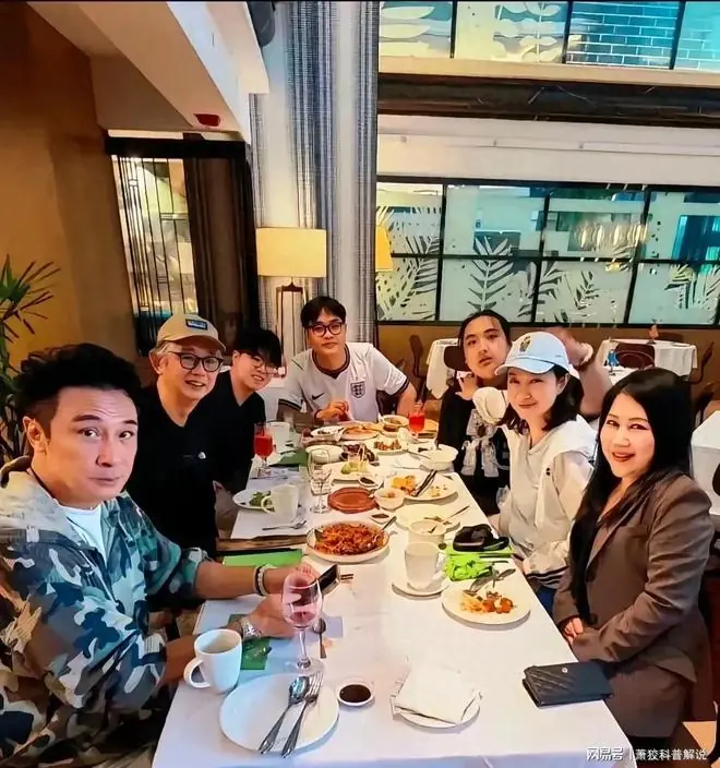 吴镇宇一家聚餐,65岁状态似小伙,18岁费曼身高超父仍圆润