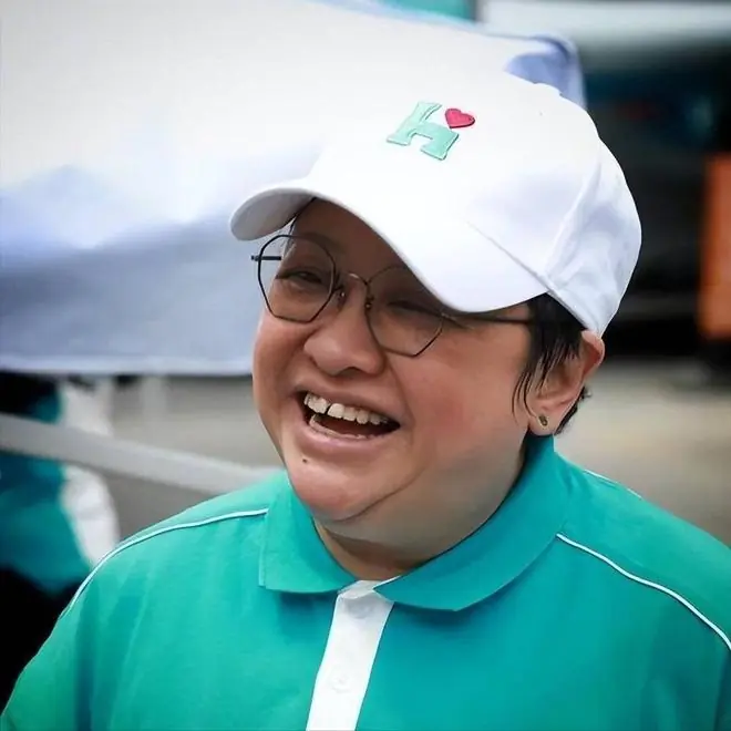 韩红基金会回应质疑,避谈明细评论区沦陷,曾说一包泡面都能公示