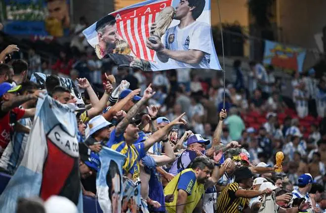 再赢2场就夺冠!350万球迷请愿将阿根廷踢出世界杯:全靠FIFA保送