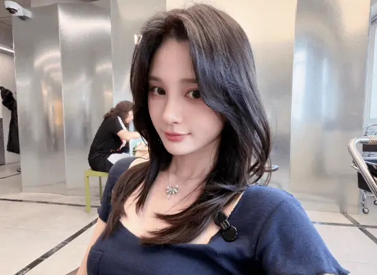 lol前职业遭美女骑头!现女友不忿发问号又删除登热搜