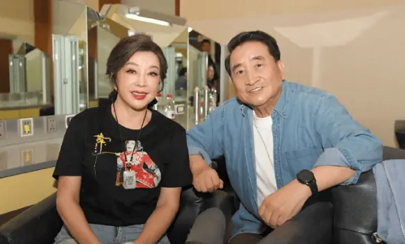刘晓庆与姜昆合照 回忆83年春晚感叹友情长久