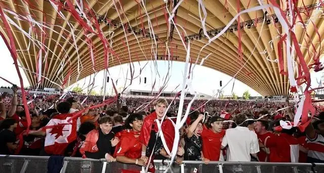 1-0绝杀！世界杯又一黑马诞生：全场狂欢庆祝，改写96年新历史