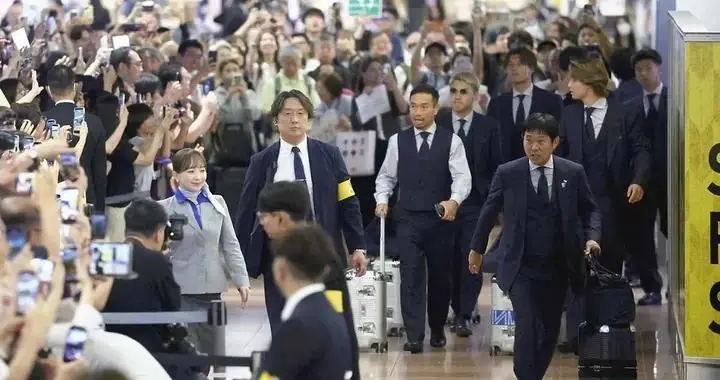 日本男足回国获英雄式礼遇