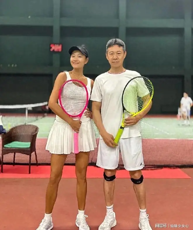 55岁瞿颖与69岁张丰毅网球合影,肌肉线条惊艳不输年轻人