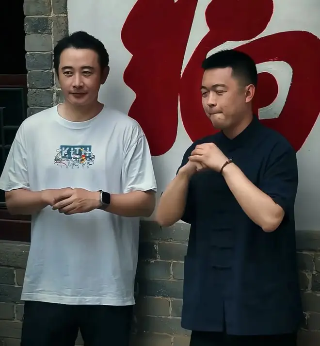 罗晋大孤山素颜照曝光，秃顶白发引热议：成年人世界哪有容易二字