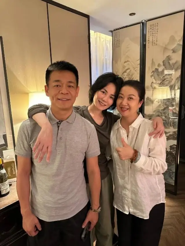 王菲《主角》聚会照曝光!素颜搭肩苟师超和气,连配角都搂着合影