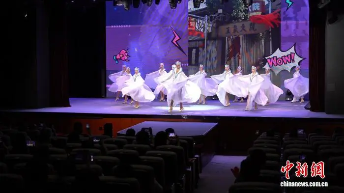 赏俄罗斯歌舞听伊玛堪说唱 同江非遗剧场点亮游客“夜生活”