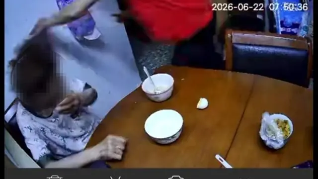 “天鹅到家”一保姆被指多次对85岁老人实施暴力虐待,监控拍下画面:扇巴掌、揪头发、从背后将其推倒,警方介入