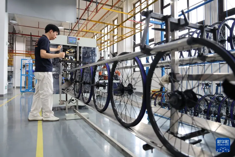 活力中国调研行|AI遇上E-Bike 智慧骑行更轻松(组图)