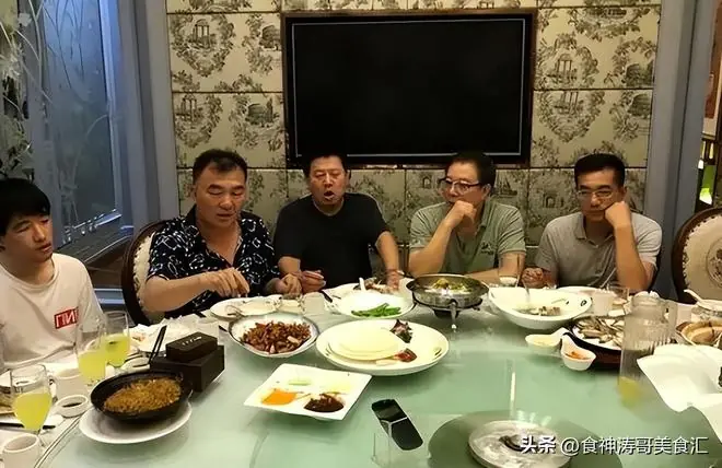 男子宴请众人,好友点4瓶茅台2桌美食,结账时怒斥:把我当冤大头