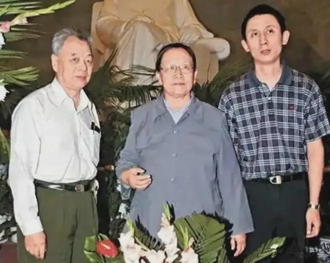江青墓地简陋寒酸：看了碑文，就能明白李讷的苦心和无奈