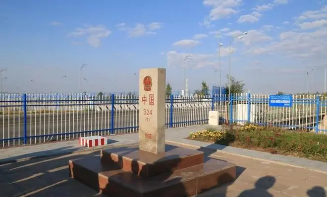 全世界和谐的7条国界线,我国占其中之一,两国士兵经常蹭吃蹭喝