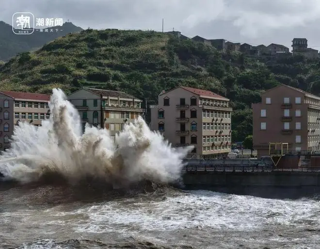 浙江海边已掀起10多米巨浪!台风“巴威”逼近,海浪红色预警发布