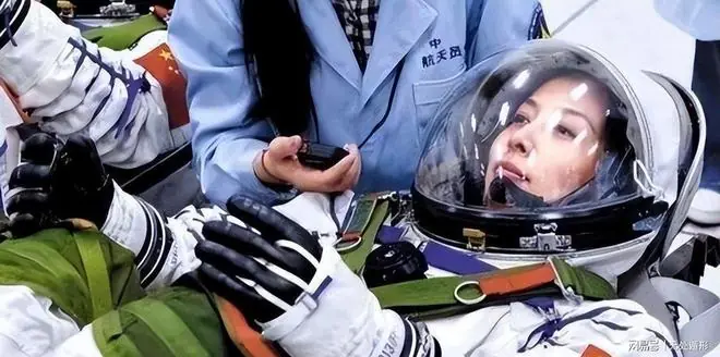 牺牲太大!王亚平曾谈太空之旅的辛酸,落地后身体弱连走路都困难