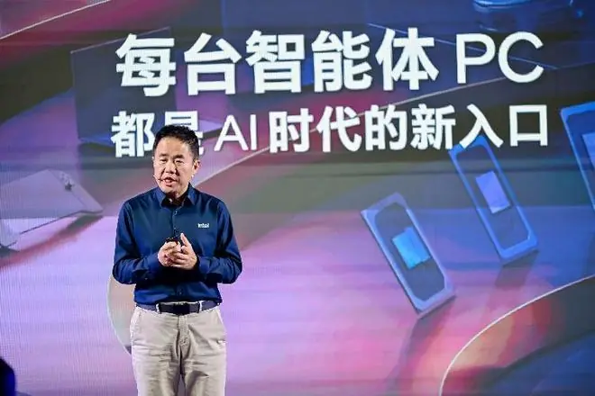 从工具到伙伴,英特尔以混合AI推动智能体PC“落地生花”