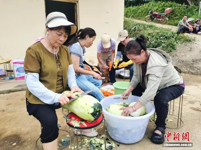 广西横州洪灾中的“爱心厨房”:六口铁锅 暖了一座城