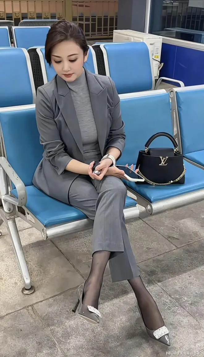 30岁以上成熟女人,才能把这种职业打扮穿出韵味来