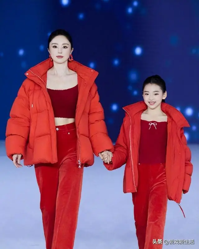 聪明反被聪明误!小酒窝董璇同台走秀,本想捧女儿,却被说太早熟
