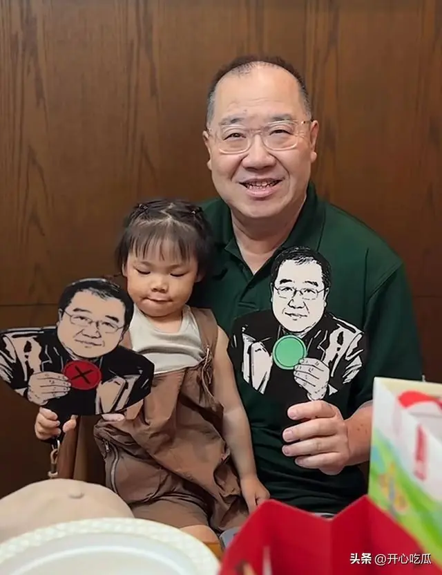 英达66岁寿宴,一家四口同框,妻子梁欢漂亮出镜,桌上摆很多茅台