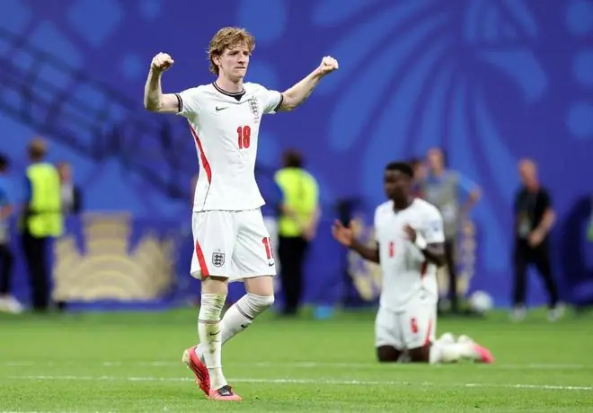 疯狂2-1逆转!凯恩双响+4场5球紧追梅西,英格兰绝杀进16强