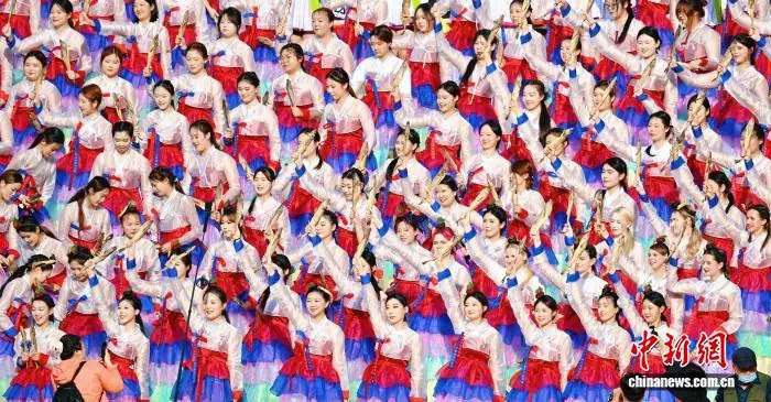 “东北超”赛场引流 各地美食借势出圈