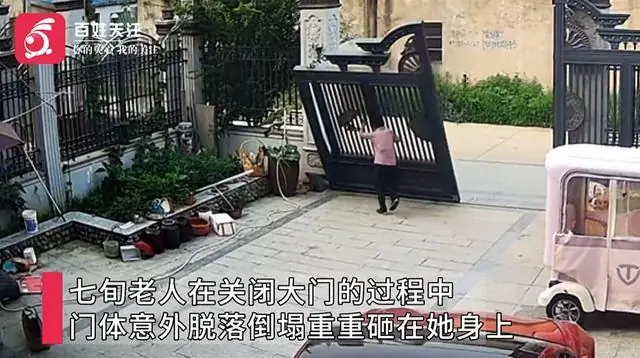 74岁老人被脱落的400斤大门砸进ICU,全身多处骨折,家属:商家说是我妈的错