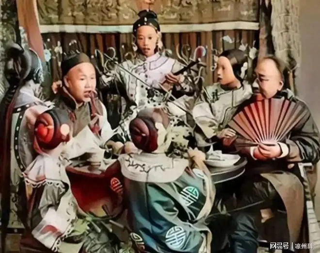 清末老照片:富家小姐与通房丫鬟的合影,同样的环境,不同的人生