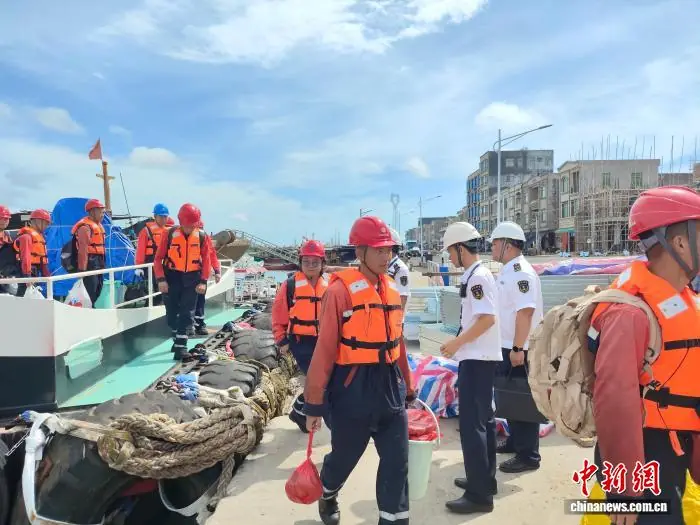 南海热带低压逼近 湛江海上风电区359人撤离上岸