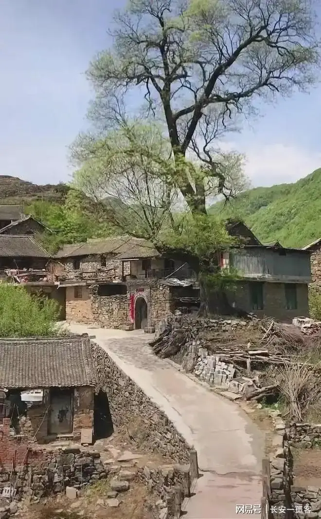 他们枉为人父人母，一个禽兽般侵犯两个年幼女儿，一个忍着不作声
